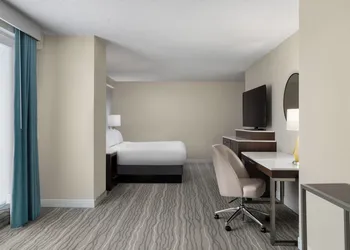 Doubletree by Hilton Hotel Norfolk Airport hotel thumbnail 8