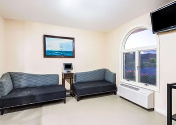 Days Inn by Wyndham Middletown/Newport Area hotel thumbnail 2