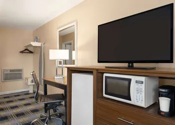 Days Inn by Wyndham Middletown/Newport Area hotel thumbnail 5