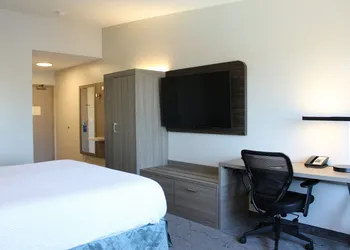Holiday Inn Express Bakersfield by IHG hotel thumbnail 4