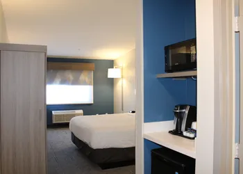 Holiday Inn Express Bakersfield by IHG hotel thumbnail 6