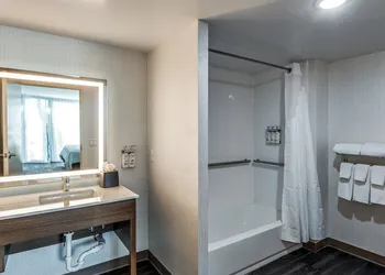 Holiday Inn Dallas Market Ctr Love Field by IHG hotel thumbnail 7