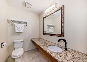 Stony Plain Inn and Suites hotel thumbnail 6