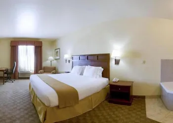Holiday Inn Express & Suites Levelland by IHG hotel thumbnail 3