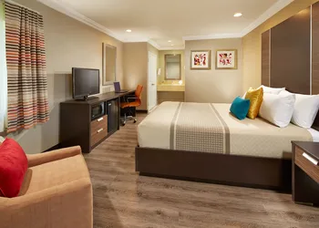 Eden Roc Inn & Suites hotel thumbnail 5