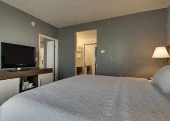 Hampton Inn & Suites Chicago/Aurora hotel thumbnail 7