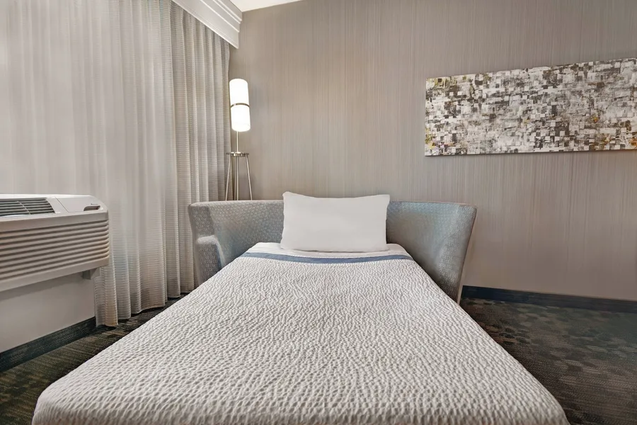 Courtyard by Marriott Republic Aprt Long Island/Farmingdale hotel detail image 6