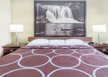 Super 8 by Wyndham Logansport hotel thumbnail 7