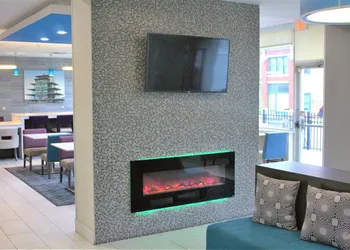 La Quinta Inn & Suites by Wyndham Indianapolis Downtown hotel thumbnail 2