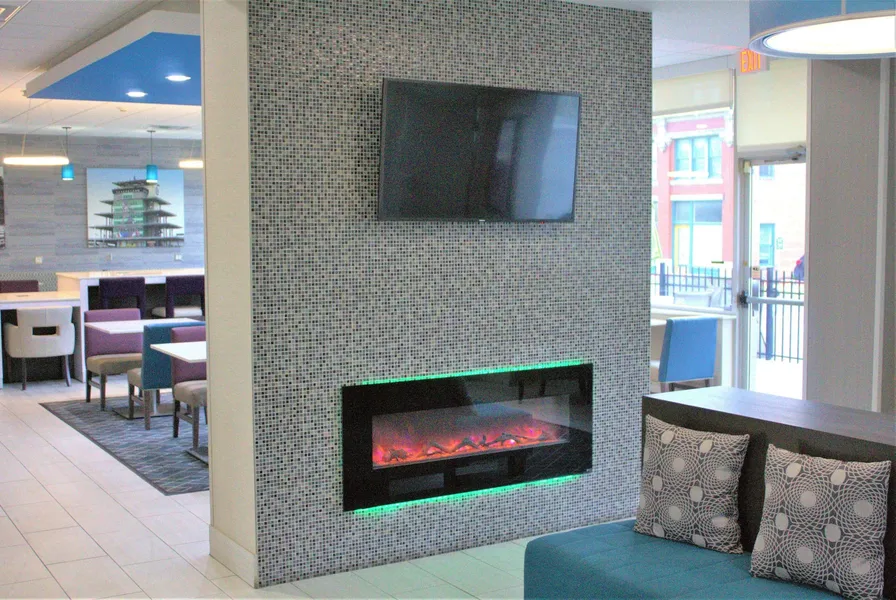 La Quinta Inn & Suites by Wyndham Indianapolis Downtown hotel detail image 2