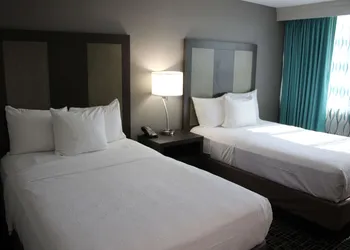 La Quinta Inn & Suites by Wyndham Indianapolis Downtown hotel thumbnail 5