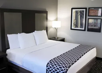 La Quinta Inn & Suites by Wyndham Indianapolis Downtown hotel thumbnail 6