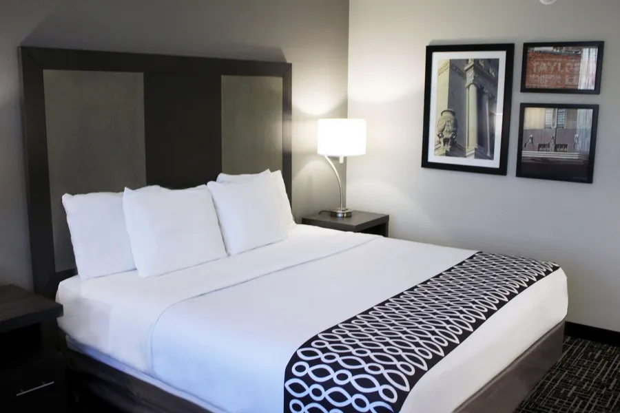 La Quinta Inn & Suites by Wyndham Indianapolis Downtown hotel detail image 6