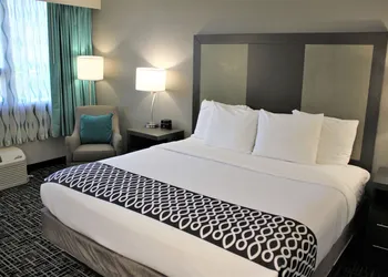 La Quinta Inn & Suites by Wyndham Indianapolis Downtown hotel thumbnail 8