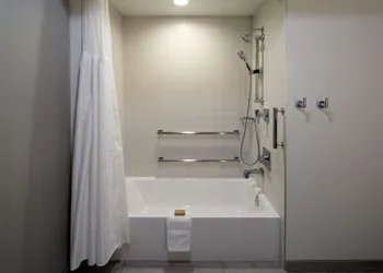 DoubleTree by Hilton Hotel Bakersfield hotel thumbnail 7