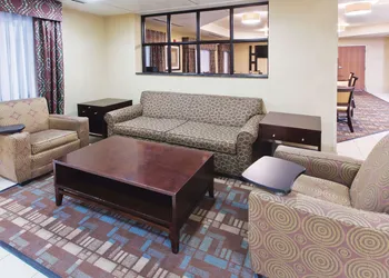 La Quinta Inn & Suites by Wyndham Columbus - Grove City hotel thumbnail 2