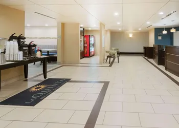 La Quinta Inn & Suites by Wyndham Columbus - Grove City hotel thumbnail 5