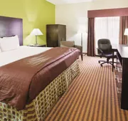 La Quinta Inn & Suites by Wyndham Columbus - Grove City hotel detail image 7