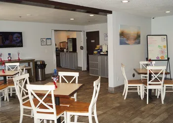 Days Inn & Suites by Wyndham Traverse City hotel thumbnail 6