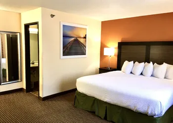 Days Inn & Suites by Wyndham Traverse City hotel thumbnail 8