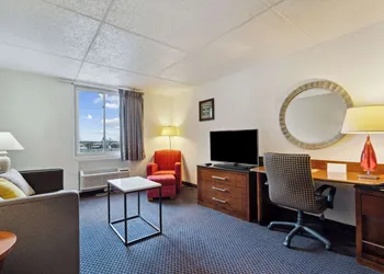 Econo Lodge Inn & Suites Waterloo Downtown hotel thumbnail 5