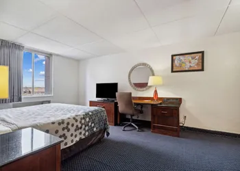 Econo Lodge Inn & Suites Waterloo Downtown hotel thumbnail 7