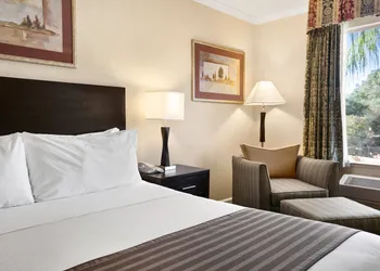 Days Inn by Wyndham Concord hotel thumbnail 4