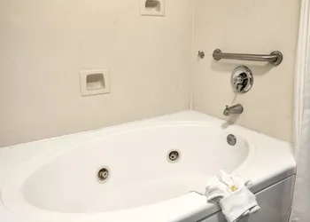 Days Inn by Wyndham Concord hotel thumbnail 7