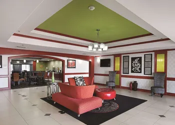 La Quinta Inn & Suites by Wyndham Dallas - Hutchins hotel thumbnail 2