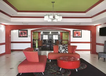 La Quinta Inn & Suites by Wyndham Dallas - Hutchins hotel thumbnail 3