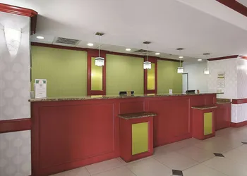 La Quinta Inn & Suites by Wyndham Dallas - Hutchins hotel thumbnail 5