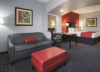 La Quinta Inn & Suites by Wyndham Dallas - Hutchins hotel thumbnail 6