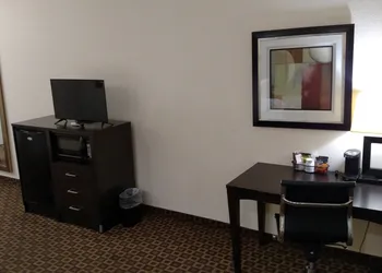 Red Roof Inn & Suites Longview hotel thumbnail 4