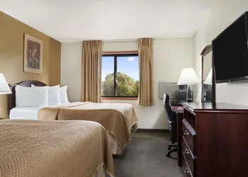 Travelodge by Wyndham La Porte/Michigan City Area hotel thumbnail 7