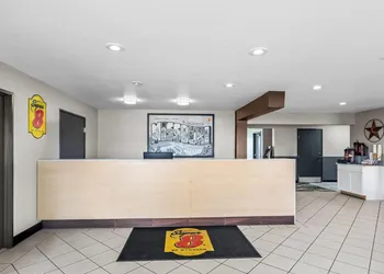 Super 8 by Wyndham Farmington hotel thumbnail 3