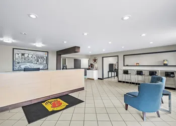 Super 8 by Wyndham Farmington hotel thumbnail 4