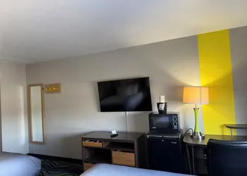 Super 8 by Wyndham Farmington hotel thumbnail 6