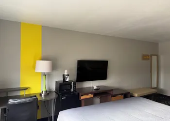Super 8 by Wyndham Farmington hotel thumbnail 7