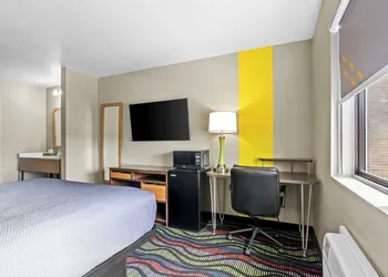 Super 8 by Wyndham Farmington hotel thumbnail 8