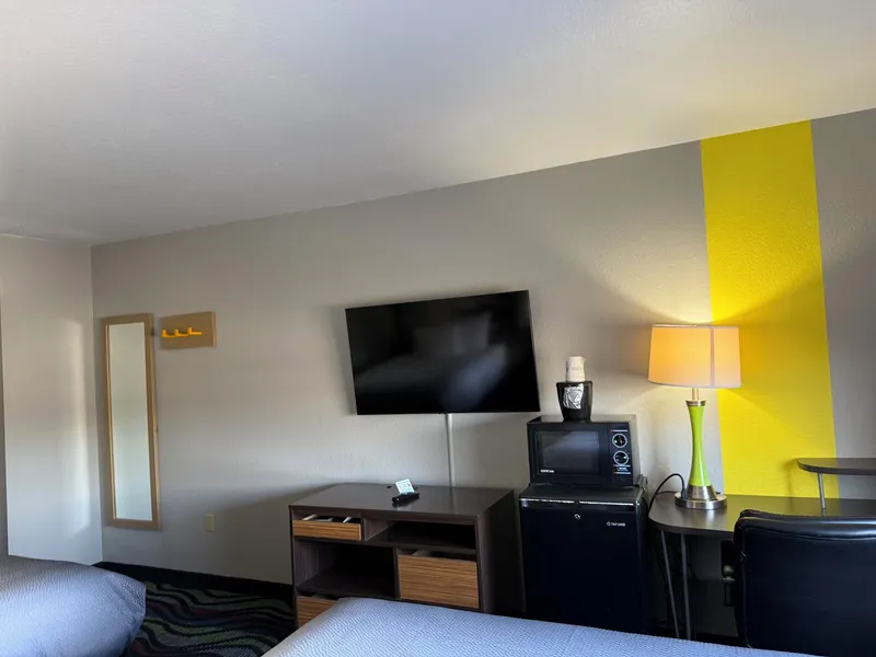 Super 8 by Wyndham Farmington hotel detail image 6
