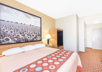 Super 8 by Wyndham Wichita South hotel thumbnail 3