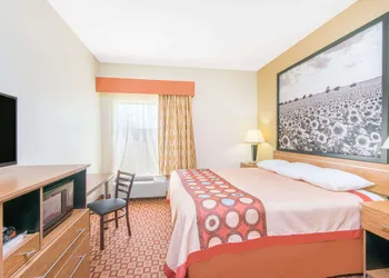 Super 8 by Wyndham Wichita South hotel thumbnail 5