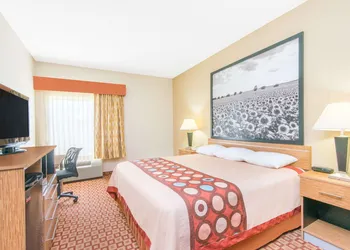 Super 8 by Wyndham Wichita South hotel thumbnail 6