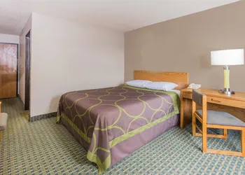 Super 8 by Wyndham St. Charles hotel thumbnail 3