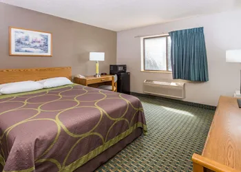 Super 8 by Wyndham St. Charles hotel thumbnail 4