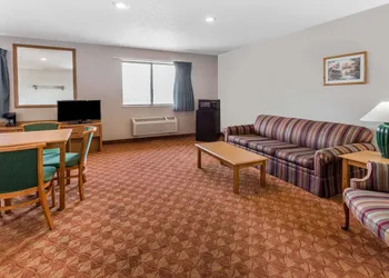 Super 8 by Wyndham St. Charles hotel thumbnail 5
