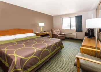 Super 8 by Wyndham St. Charles hotel thumbnail 6