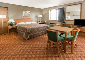Super 8 by Wyndham St. Charles hotel thumbnail 7