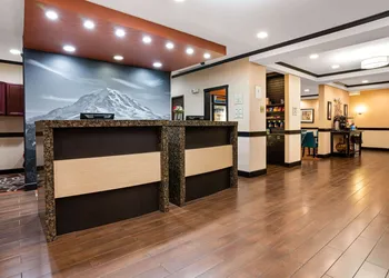 La Quinta Inn & Suites by Wyndham Auburn hotel thumbnail 2