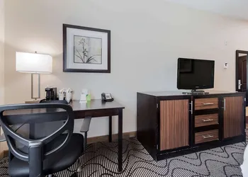 La Quinta Inn & Suites by Wyndham Auburn hotel thumbnail 7